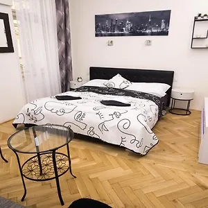 Black & White Apartment Prague By Wenceslas Square And Muzeum Prag